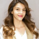 Mehrene Kaur Pirzada Instagram - I recently got a new hair makeover, and I'm totally in love with #MyFrenchBalayage. I really like how it was customized for me; it appears natural and effortless 😍 You can get the perfect French Balayage look by booking your appointment at the L’Oréal Professionnel partner salons. ✨ Absolutely customised. Uniquely yours 💫 #Ad #MyFrenchBalayage #FrenchBalayageIndia #LorealProfIndia @lorealpro @enrichsalons @sareenaacharya @hair.by.kamruddin