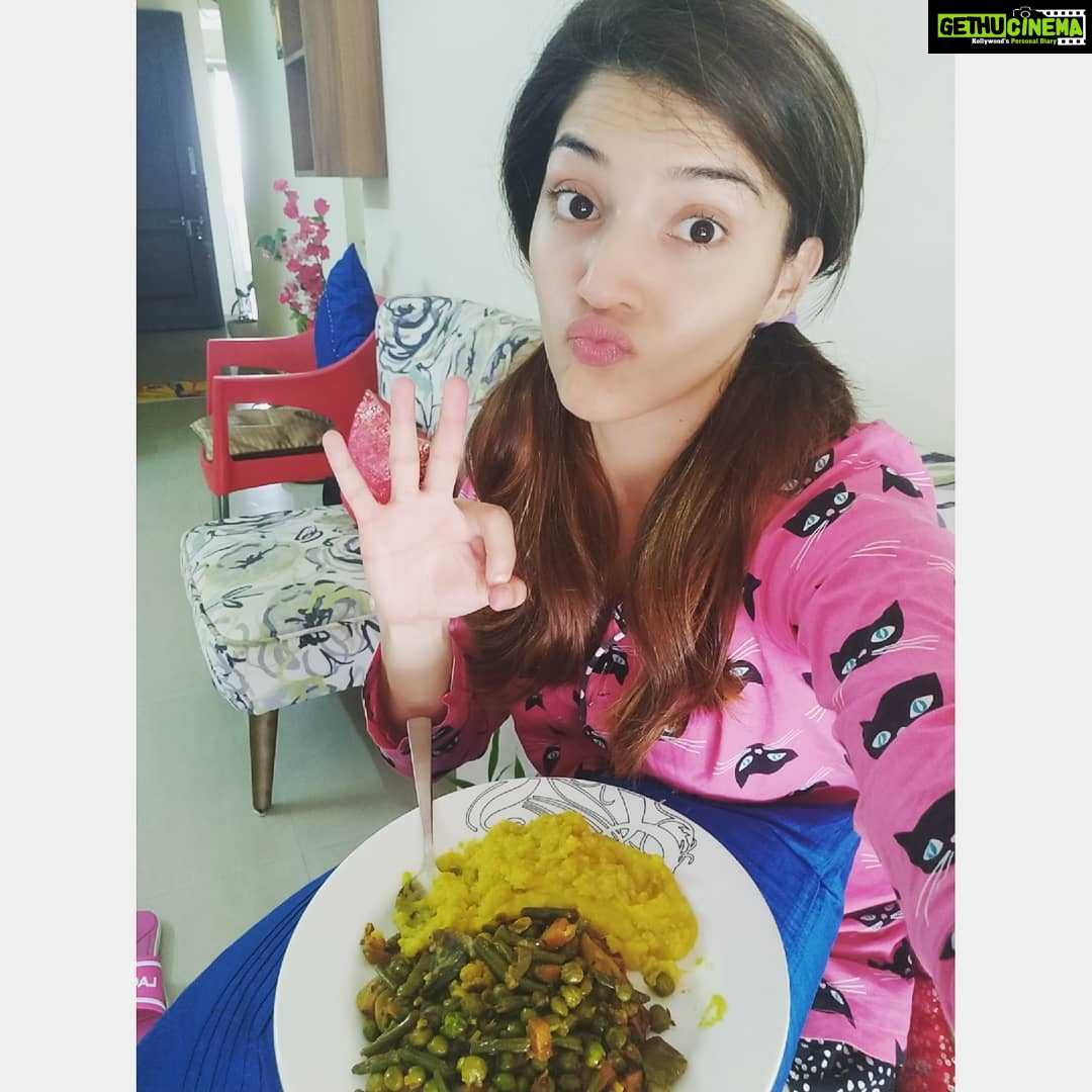 Mehrene Kaur Pirzada Instagram - My nutritionist @rashichowdhary asked me to add a lot of veggies to my Poha for breakfast! The fiber in the vegetables makes me #staylean even though I’m eating rice 😋 But I need to work on my cooking skills...My poha looks nothing like Poha 😂🙈🤣 it still tasted good though 🤩👊#firstworldproblems #cookingskills #poha #breakfast