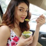 Mehrene Kaur Pirzada Instagram – #mondaymotivation 😎 My nutritionist @rashichowdhary makes me #eatfat with most of my meals! Guacamole😍 I love my daily dose of avocado but if you can’t get your hands on it..you can do a small bowl of mixed nuts to get your good fats! #fitgirlseatfat #nutritionistdubai #nutritionistmumbai  #eatmorefat #shootdiaries #eatclean
