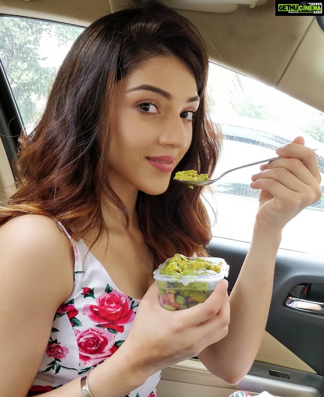 Mehrene Kaur Pirzada Instagram - #mondaymotivation š My nutritionist @rashichowdhary makes me #eatfat with most of my meals! Guacamoleš I love my daily dose of avocado but if you canāt get your hands on it..you can do a small bowl of mixed nuts to get your good fats! #fitgirlseatfat #nutritionistdubai #nutritionistmumbai #eatmorefat #shootdiaries #eatclean