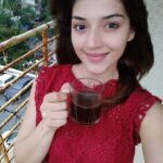 Mehrene Kaur Pirzada Instagram - Kicking my day off with #fatfirst recommended by my nutritionist @rashichowdhary It helps me curb my sugar cravings and gives me so much energy to get through my day. Take a Tbsp of virgin coconut oil and blend it into your black coffee! #fitgirlseatfat