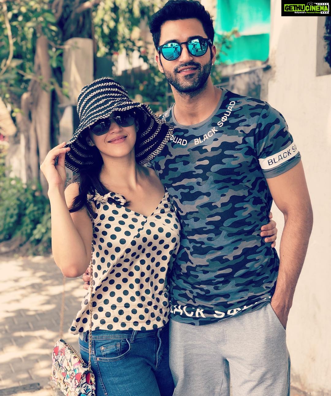 Mehrene Kaur Pirzada Instagram - Siblings ❤️ #sundayfunday @gurfatehpirzada Marine Drive Mumbai