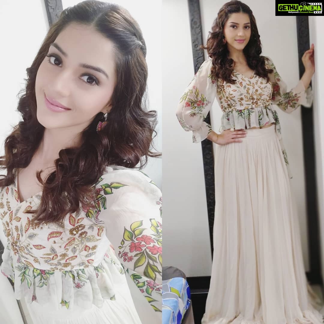 Mehrene Kaur Pirzada Instagram - Wearing @mrunaliniraodesign , Styled by @6shweta for #memusaitham 👌