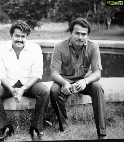 Mohanlal Instagram - എൻ്റെ പ്രിയപ്പെട്ട ഡെന്നീസിനുവേണ്ടി ഈ വരികള് കുറിയ്ക്കുമ്പോള് ഓര്മ്മകള് ക്രമം തെറ്റി വന്ന് കൈകള് പിടിച്ചു മാറ്റുന്നപോലെയാണ് തോന്നുന്നത്. തിരക്കഥാലോകത്തെ രാജാവായിരുന്നു ഡെന്നീസ്. ആ രാജാവിൻ്റെ മക്കളായി പിറന്ന ഒട്ടേറേ കഥാപാത്രങ്ങള്ക്ക് ജീവന് നല്കാനുള്ള ഭാഗ്യം സിദ്ധിച്ച ഒരാളാണ് ഈ ഞാനും. സൗമ്യമായ പുഞ്ചിരിയില് ഒളിപ്പിച്ചുവെച്ച, തിരിച്ചൊന്നും പ്രതീക്ഷിക്കാതിരുന്ന സ്നേഹമായിരുന്നു ഡെന്നീസ്. വെള്ളിത്തിരകളെ ത്രസിപ്പിക്കുന്ന എത്രയെത്ര ചടുലന് കഥകള്, വികാര വിക്ഷോഭങ്ങളുടെ തിരകള് ഇളകിമറിയുന്ന സന്ദര്ഭങ്ങള്, രൗദ്രത്തിൻ്റെ തീയും പ്രണയത്തിൻ്റെ മധുരവും വേദനയുടെ കണ്ണീരുപ്പും നിറഞ്ഞ സംഭാഷണങ്ങള്. ആര്ദ്രബന്ധങ്ങളുടെ കഥകള് തൊട്ട് അധോലോകങ്ങളുടെ കുടിപ്പകകള് വരെ മലയാള സിനിമയ്ക്ക് സമ്മാനിച്ച അതുല്യ പ്രതിഭ. എത്ര പറഞ്ഞാലും തീരില്ല ഡെന്നീസുമായുള്ള ആത്മബന്ധം. അതുകൊണ്ടുതന്നെ പാതിപറഞ്ഞ് നിര്ത്തുന്നു, ഇടറുന്ന വിരലുകളോടെ... പ്രണാമം ഡെന്നീസ്.