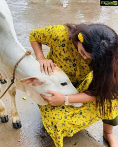 Monal Gajjar Instagram - I adore you🥰❤️

#love #animals #lover #energy #savecow #positivevibes #happylife #happyme #happiness #monalgajjar #imqueen👸🏻👑 #jaishrikrishna