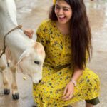 Monal Gajjar Instagram - I adore you🥰❤️ #love #animals #lover #energy #savecow #positivevibes #happylife #happyme #happiness #monalgajjar #imqueen👸🏻👑 #jaishrikrishna Srisailam