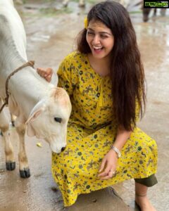 Monal Gajjar Instagram - I adore you🥰❤️

#love #animals #lover #energy #savecow #positivevibes #happylife #happyme #happiness #monalgajjar #imqueen👸🏻👑 #jaishrikrishna