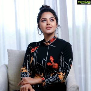 Monal Gajjar Instagram - Life won't sparkle unless you do..✨🌟✨

📸 @they_call_me_keshu 
👗 @iamsaisaavreen 
💄 @vimalareddymakeovers 

#love #postivevibes #happiness #actor #actorlife ##realme #ootd #instastyle #lookgoodfeelgooddogood #monalgajjar
#imqueen👸🏻👑