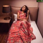 Monal Gajjar Instagram - Good morning 🥰 but it’s night photo shoot😋😛😂☺️😉. Em chapali na paristhitiy🤣 🌷 #photooftheday #instagood #ootd #follow4followback #instastyle #lookgoodfeelgood #monalgajjar #actor #indian #love #lifeisbeautiful #imqueen👸🏻👑