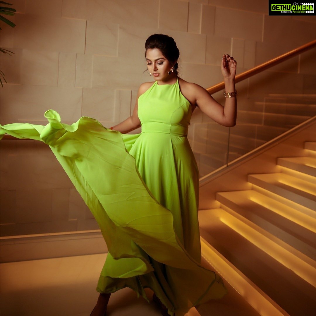 Monal Gajjar - 94.8K Likes - 💚🤩💚
.
Outfit - @divya_varun_official Accessories - @pretty.jewelbox
Styled by - @iamsaisaavreen @saisaavreenchowdary
MUA - @ramesh.babu_makeupartist
Hair - @chinnisrinu_stylist
Lensed by -
@bommalaravi @photojamsbysan
