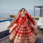 Mouni Roy Instagram - The Circle of my beautiful life…🔱 • • • Wedding planners : @neferrtitiweddings Decor & styling : @neferrtitiweddings Hospitality partner : @hiltongoaresort Videography team : @theweddingjournalsofindia Photography team : @priyamparikhpictures Hospitality management: @Bgc.event @anmoljewellers @rishika_devnani