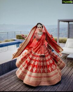 Mouni Roy Instagram - The Circle of my beautiful life…🔱
•
•
•

Wedding planners : @neferrtitiweddings
Decor & styling : @neferrtitiweddings
Hospitality partner : @hiltongoaresort 
Videography team : @theweddingjournalsofindia 
Photography team : @priyamparikhpictures
Hospitality management: @Bgc.event
@anmoljewellers 
@rishika_devnani