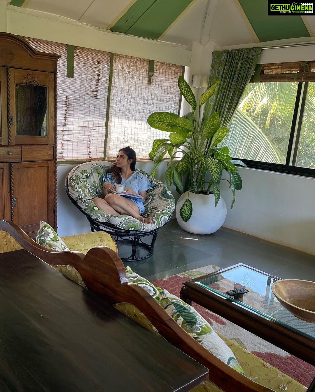 Mouni Roy Instagram - 1.1.2022 Let’s begin & make every moment count !!! ☀️ ☕️ 🏊♀️ 🧘🏻♀️ 🍱 📚 🥘 💃🏻 📖 🌊 Happy new year ♥️ 💫 🌙