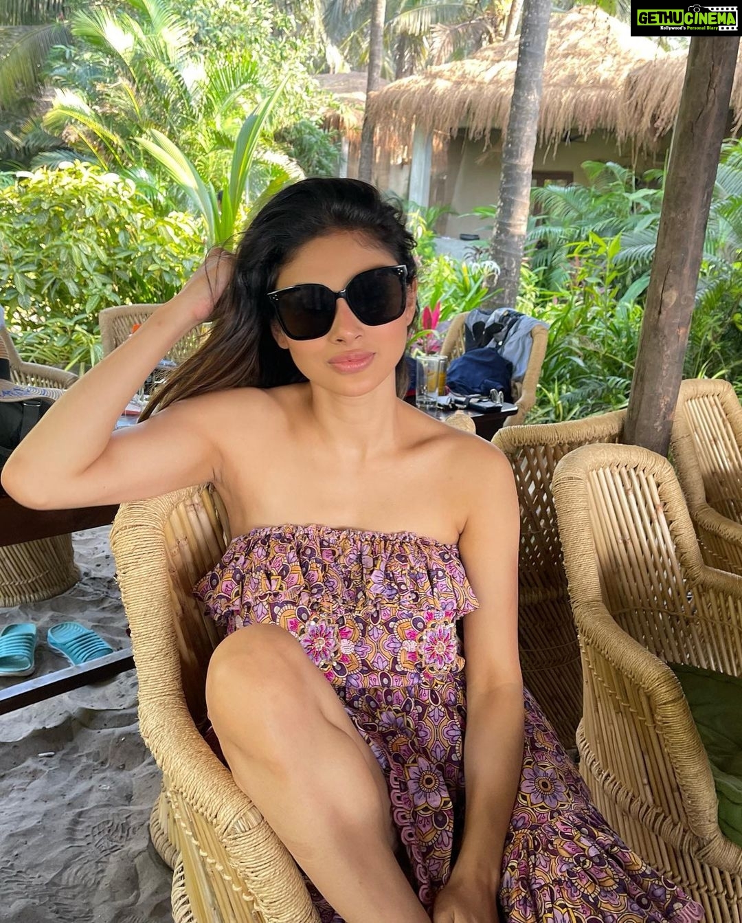 Mouni Roy Instagram - 1.1.2022 Let’s begin & make every moment count !!! ☀️ ☕️ 🏊♀️ 🧘🏻♀️ 🍱 📚 🥘 💃🏻 📖 🌊 Happy new year ♥️ 💫 🌙