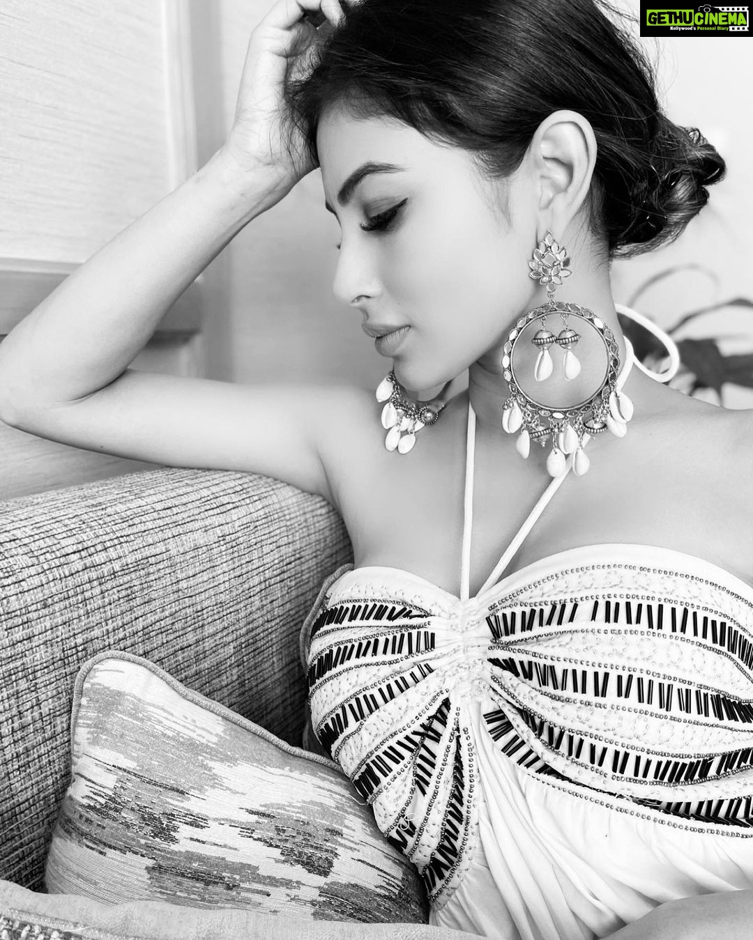 Mouni Roy Instagram - We are in the last day of the year. I just felt I should say thank you to each and err’yone that made me smile this year. YOU ARE ONE OF ‘EM! THANK YOU♥️ & Happy last day of 2021 monsters xxxxxx