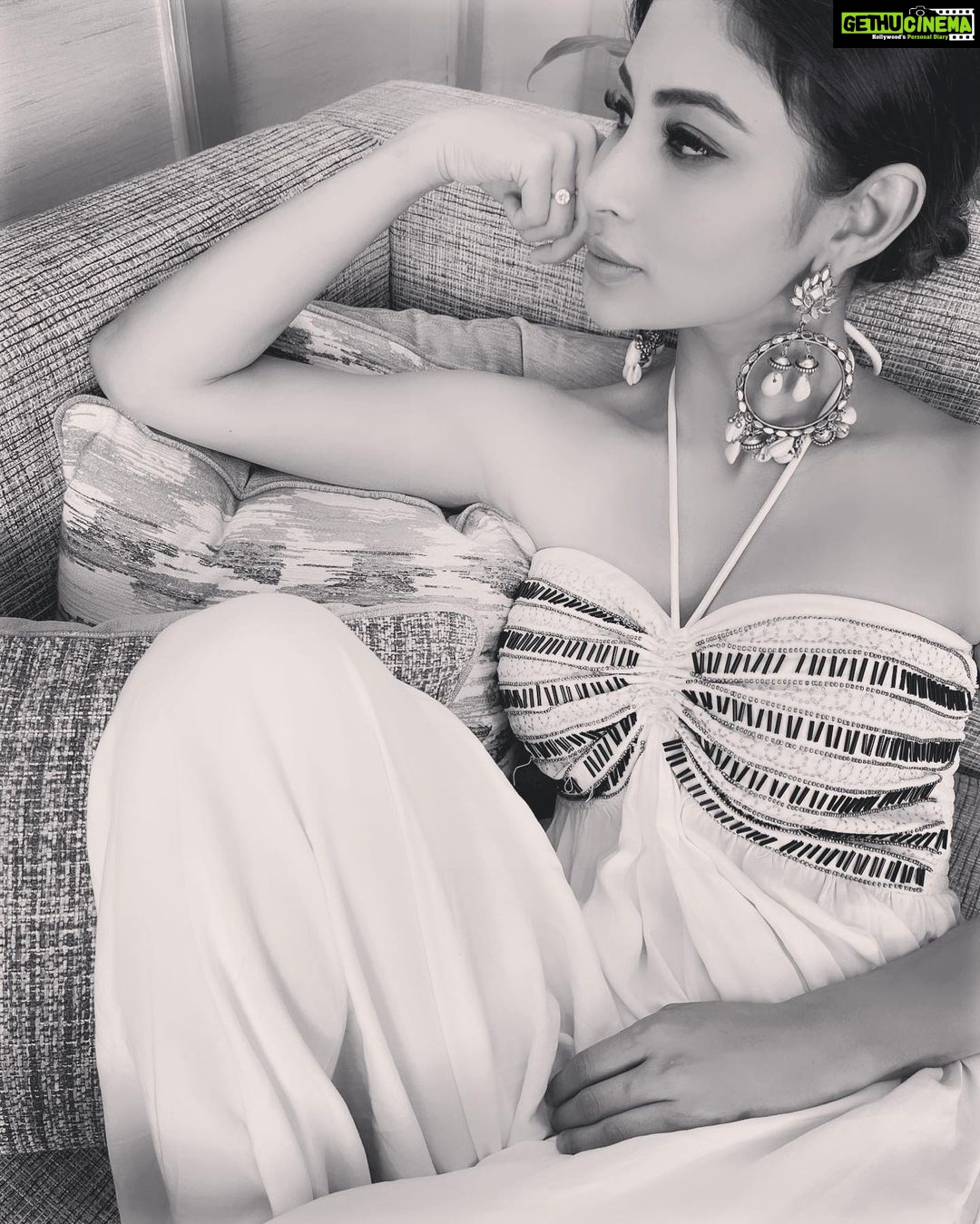 Mouni Roy Instagram - We are in the last day of the year. I just felt I should say thank you to each and err’yone that made me smile this year. YOU ARE ONE OF ‘EM! THANK YOU♥️ & Happy last day of 2021 monsters xxxxxx