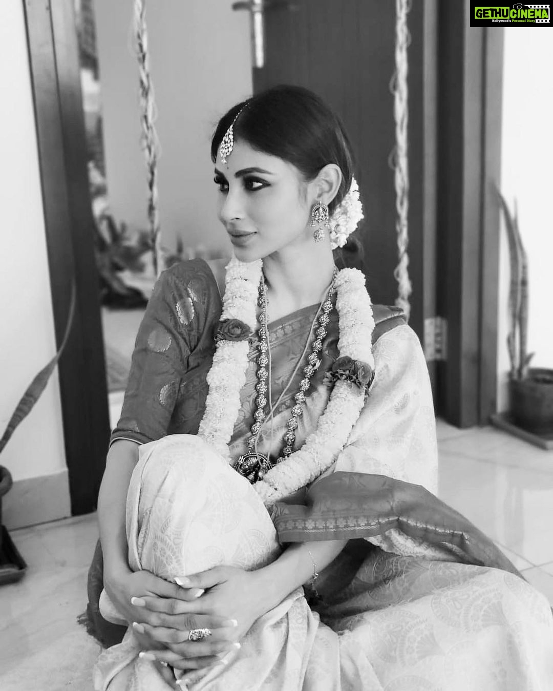 Mouni Roy Instagram - Today ~ Thiruvathira Is the nakshatra or the star of lord Shiva. It is believed that on this day, the Goddess Parvathi finally met Lord Shiva after her long penance and he took her as a Sahadharma Chaarini (equal partner) • • • 🌸After Satyanarayan Pooja🌸