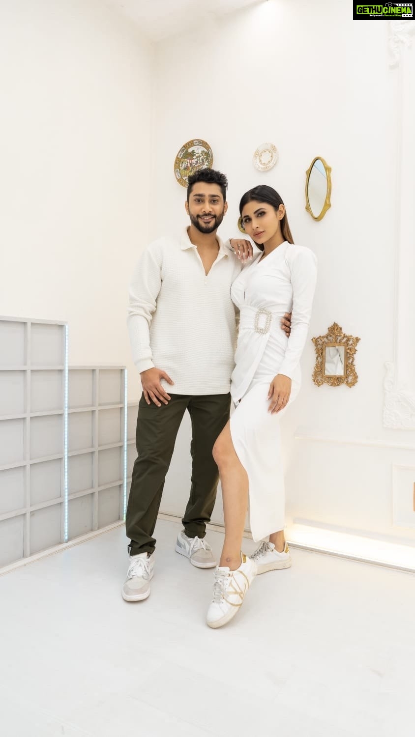 Mouni Roy Instagram - This was fun! 🤍🤍 @zaid_darbar Try it, everyone! #Velle in cinemas 10th Dec 2021 @abhaydeol @imkarandeol @anyasinghofficial @savantsinghpremi @vissheshh @devenmunjal @adffilms @intercutentertainment @zeemusiccompany @pvrpictures #Velle #KhayaliIshq #trending #explore #tryit