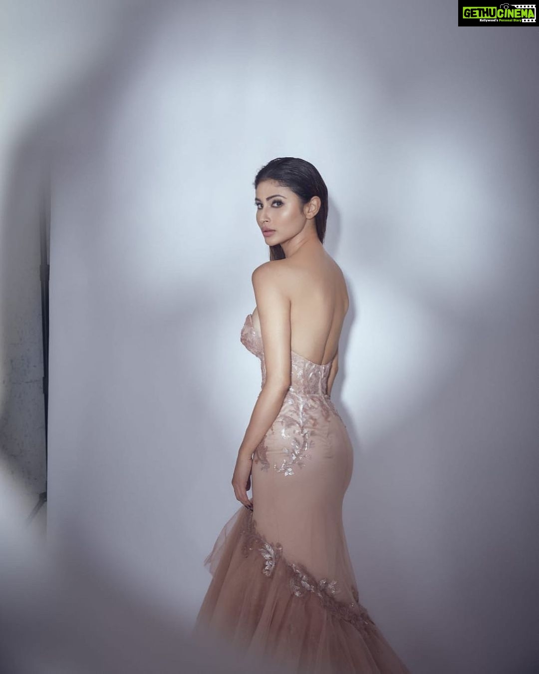 Mouni Roy Instagram - Err’ything that’s lovely is but a brief, dreamy kinda delight.. ____________________________________________________ Magazine: @cineblitzofficial Produced by: @maximus_collabs_ Photographer: @kadamajay Stylist: @shnoy09 Make-up: @mukeshpatilmakeup Hair: @hairbytabassum Outfit: @bennusehgallofficial Artist Reputation Management: @media.raindrop