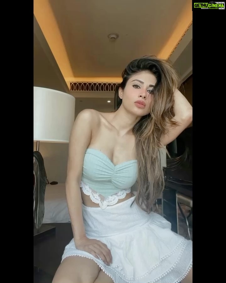 Mouni Roy Instagram - 🏡 #workingsundays 🤩x • • @itgirl_love Dubai, United Arab Emiratesدبي