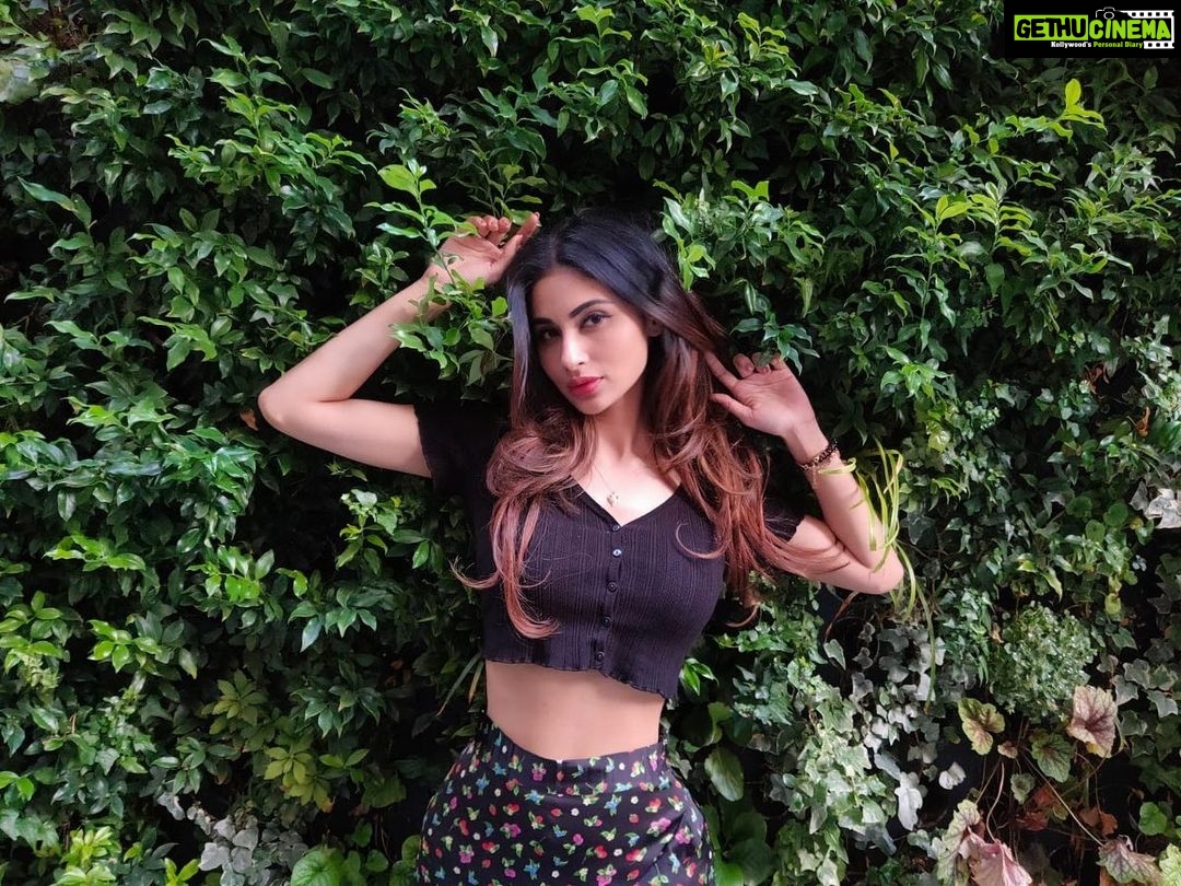 Mouni Roy Instagram - Secret garden 🪴 #throwback