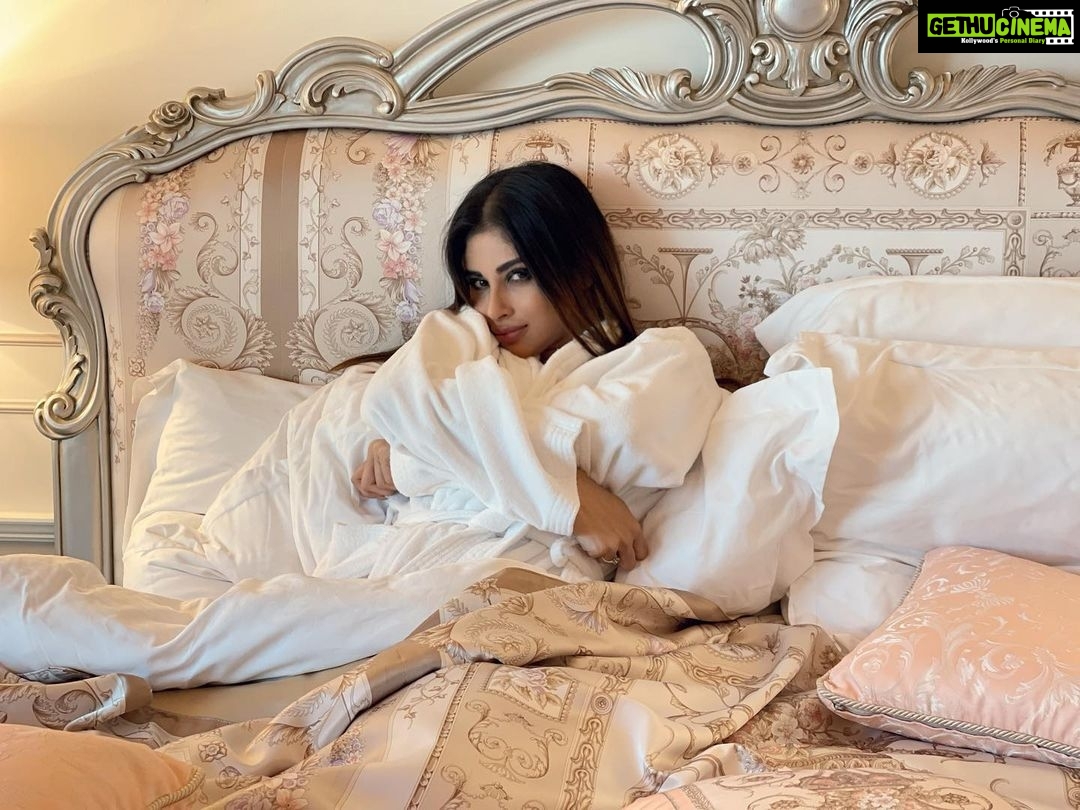 Mouni Roy Instagram - Wake up make up work chill ✌🏻 • • • • @palazzoversacedubai Dubai, United Arab Emiratesدبي