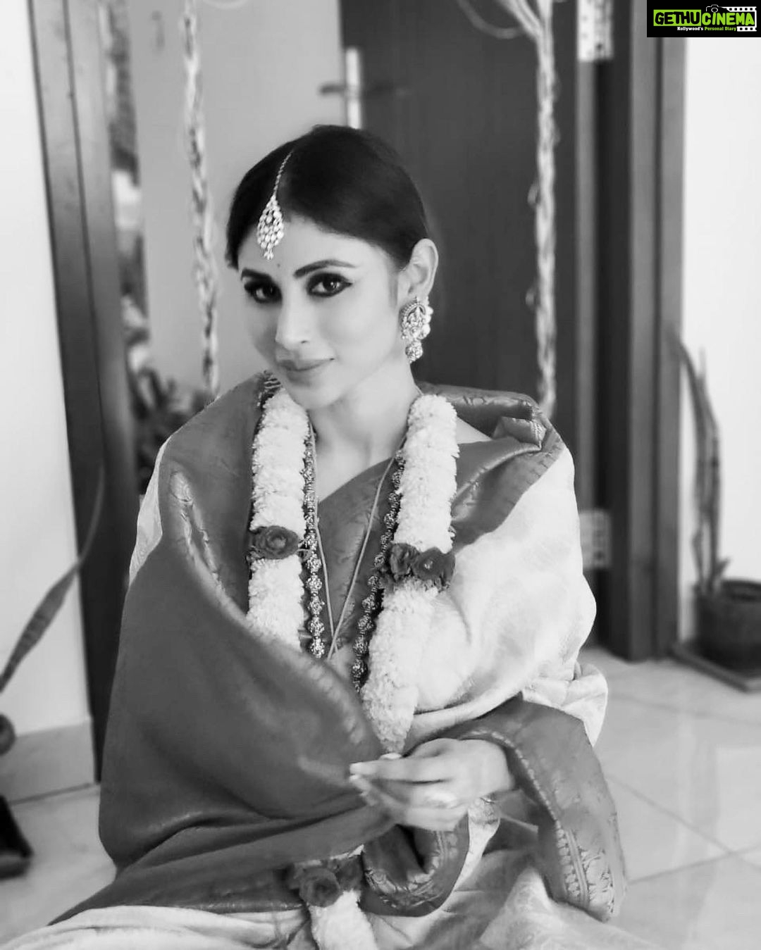 Mouni Roy Instagram - Today ~ Thiruvathira Is the nakshatra or the star of lord Shiva. It is believed that on this day, the Goddess Parvathi finally met Lord Shiva after her long penance and he took her as a Sahadharma Chaarini (equal partner) • • • 🌸After Satyanarayan Pooja🌸
