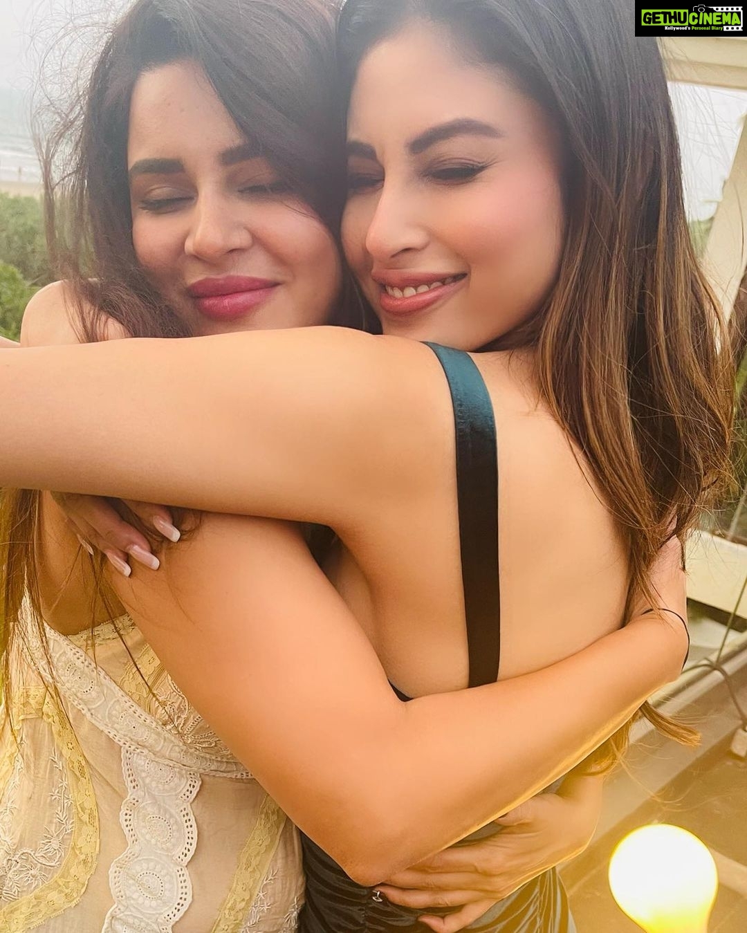 Mouni Roy Instagram - Seeing each other, hearing each other’s annoying voices, eating and dancing together make us very happyyyyy! @w_goa @rohiniyer thank you for making it happen 🤩 @spicetraders_w @sylviagoa @rockpoolgoa @woobar_wgoa @awayspagoa @tanveerkwatra @natsravi @rockpoolgoa W GOA