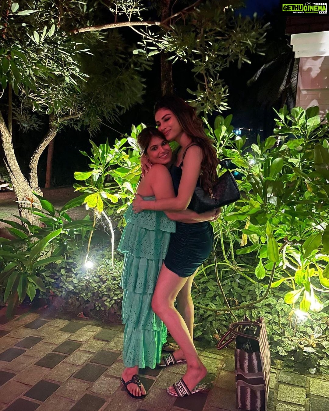Mouni Roy Instagram - Seeing each other, hearing each other’s annoying voices, eating and dancing together make us very happyyyyy! @w_goa @rohiniyer thank you for making it happen 🤩 @spicetraders_w @sylviagoa @rockpoolgoa @woobar_wgoa @awayspagoa @tanveerkwatra @natsravi @rockpoolgoa W GOA