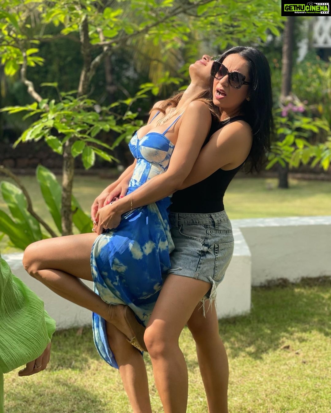 Mouni Roy Instagram - Seeing each other, hearing each other’s annoying voices, eating and dancing together make us very happyyyyy! @w_goa @rohiniyer thank you for making it happen 🤩 @spicetraders_w @sylviagoa @rockpoolgoa @woobar_wgoa @awayspagoa @tanveerkwatra @natsravi @rockpoolgoa W GOA