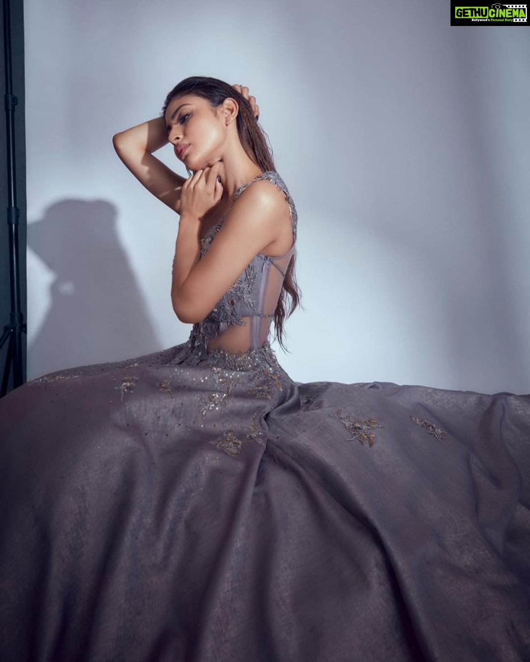 Mouni Roy Instagram - 🕊️ Magazine: @cineblitzofficial Produced by: @maximus_collabs_ Photographer: @kadamajay Stylist: @shnoy09 Make-up: @mukeshpatilmakeup Hair: @hairbytabassum Outfit: @lalitdalmiaofficial Artist Reputation Management: @media.raindrop
