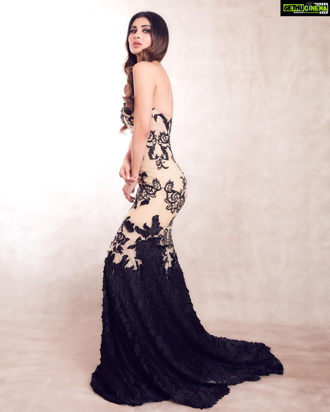 Mouni Roy Instagram - 🌒 • • • • • 📸 @kadamajay outfit:-@darsarahighfashion Styled by :- @rishika_devnani assistant by:- @romamaityy Make up @chettiaralbert Hair @hairbytabassum #GlobalSpaFitAndFabAwards