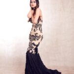 Mouni Roy Instagram - 🌒 • • • • • 📸 @kadamajay outfit:-@darsarahighfashion Styled by :- @rishika_devnani assistant by:- @romamaityy Make up @chettiaralbert Hair @hairbytabassum #GlobalSpaFitAndFabAwards