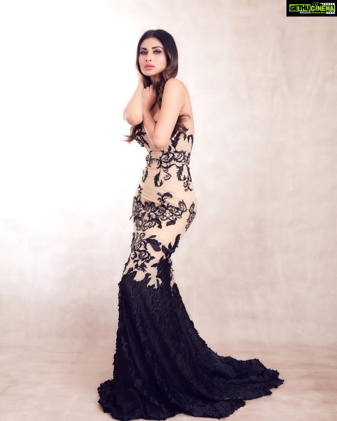 Mouni Roy Instagram - 🌒 • • • • • 📸 @kadamajay outfit:-@darsarahighfashion Styled by :- @rishika_devnani assistant by:- @romamaityy Make up @chettiaralbert Hair @hairbytabassum #GlobalSpaFitAndFabAwards