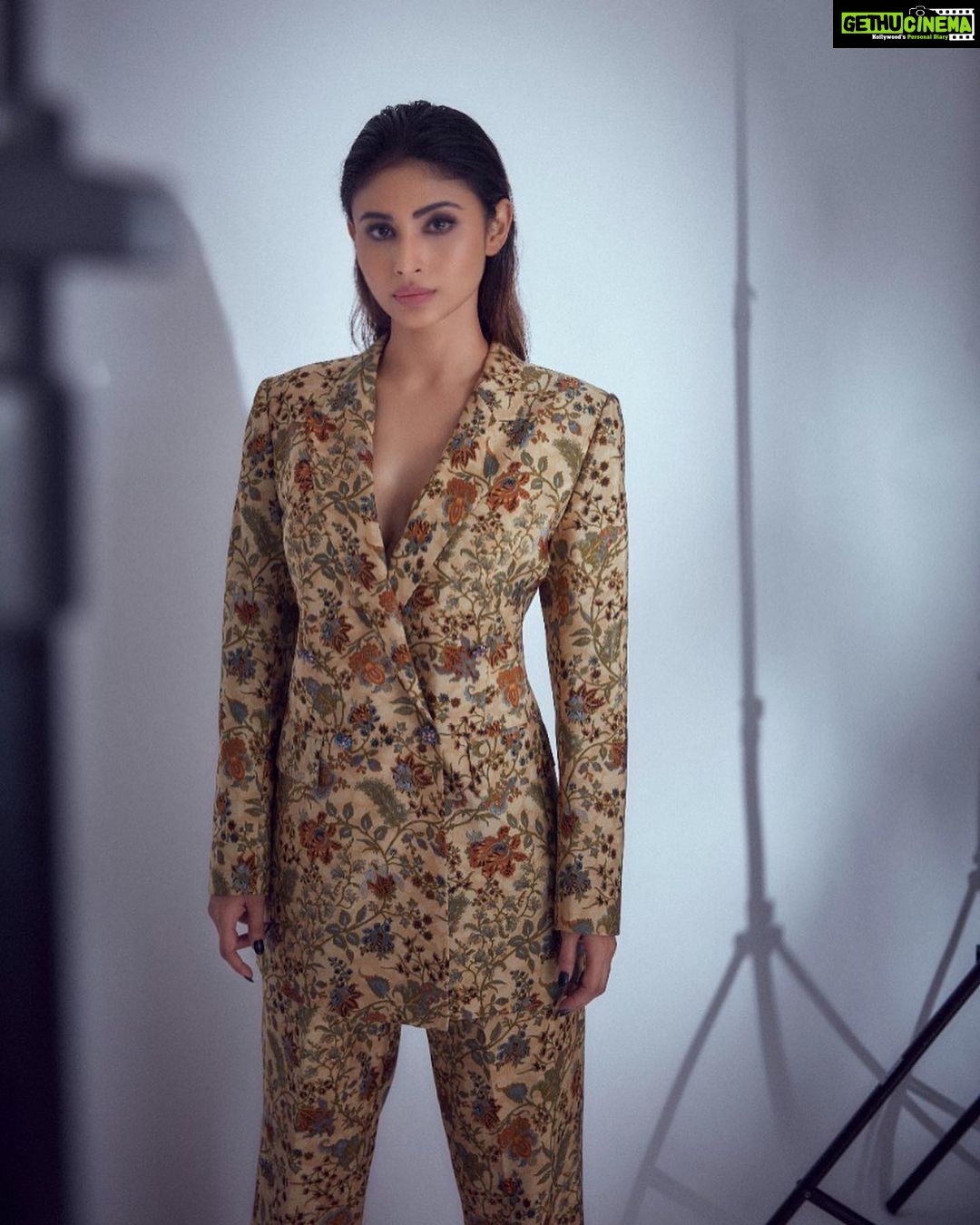 Mouni Roy Instagram - loves a printed pansuit π __________________________________________________ Magazine: @cineblitzofficial Produced by: @maximus_collabs_ Photographer: @kadamajay Stylist: @shnoy09 Make-up: @mukeshpatilmakeup Hair: @hairbytabassum Outfit: @houseofneetalulla Artist Reputation Management: @media.raindrop