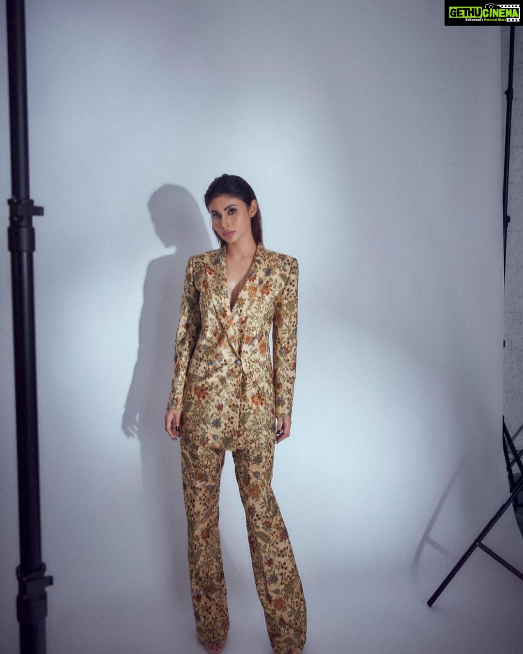 Mouni Roy Instagram - loves a printed pansuit π __________________________________________________ Magazine: @cineblitzofficial Produced by: @maximus_collabs_ Photographer: @kadamajay Stylist: @shnoy09 Make-up: @mukeshpatilmakeup Hair: @hairbytabassum Outfit: @houseofneetalulla Artist Reputation Management: @media.raindrop