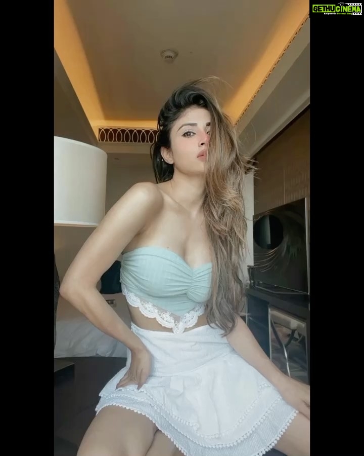 Mouni Roy Instagram - 🏡 #workingsundays 🤩x • • @itgirl_love Dubai, United Arab Emiratesدبي