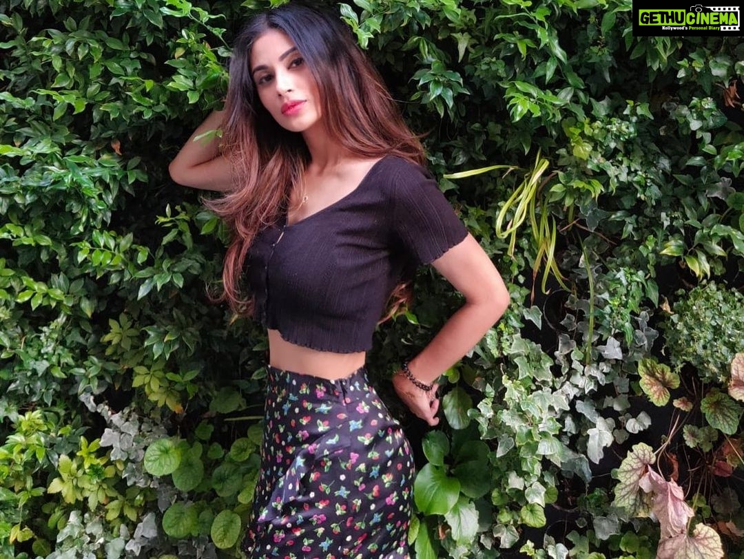 Mouni Roy Instagram - Secret garden 🪴 #throwback