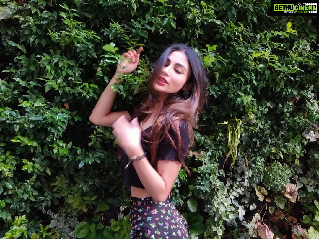 Mouni Roy Instagram - Secret garden 🪴 #throwback