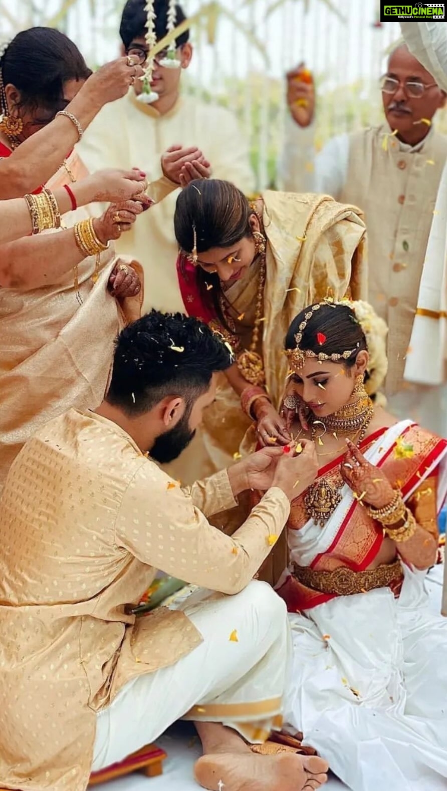 Mouni Roy Instagram - So blessed 💫 Thank you @theweddingjournalsofindia @hiltongoaresort @neferrtitiweddings For everything So so happy 🔆🔱 Jewellery @anmoljewellers