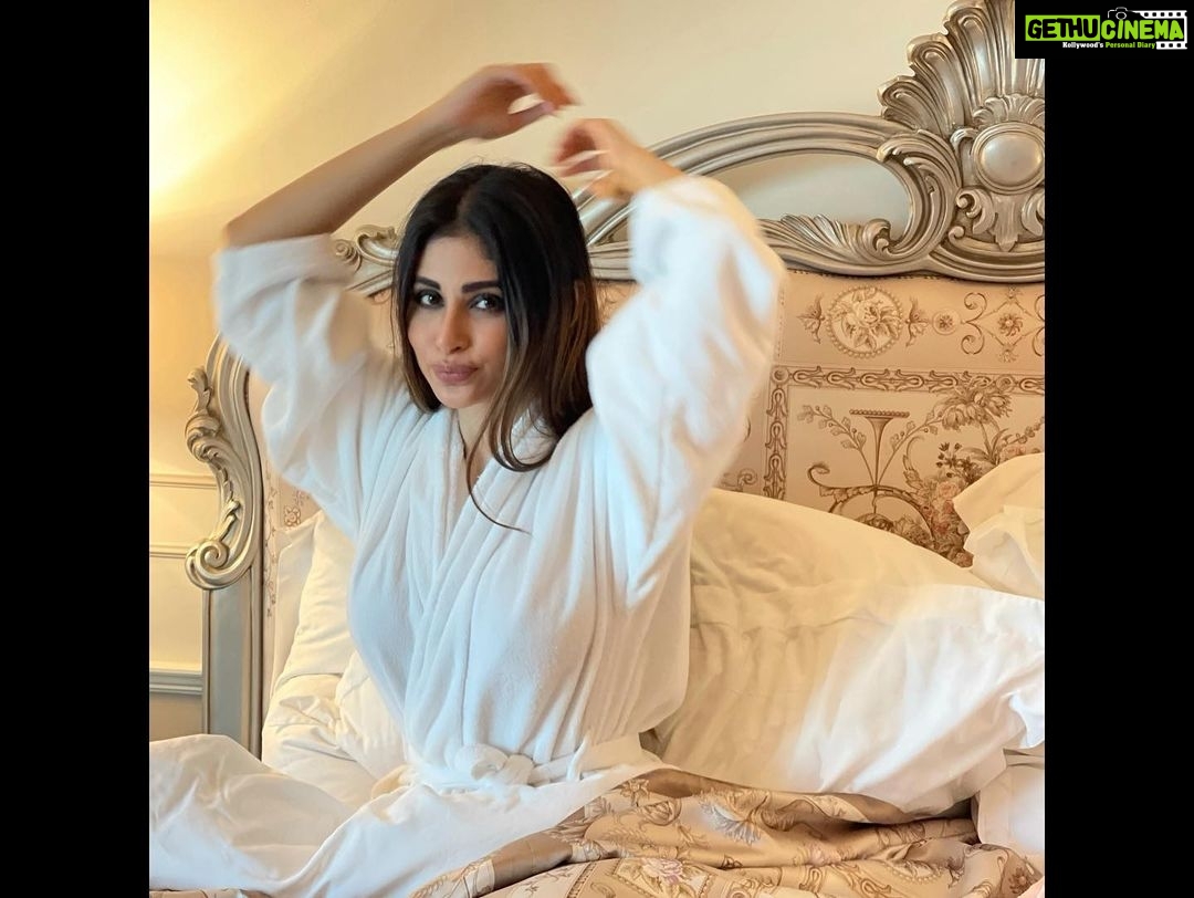 Mouni Roy Instagram - Wake up make up work chill ✌🏻 • • • • @palazzoversacedubai Dubai, United Arab Emiratesدبي
