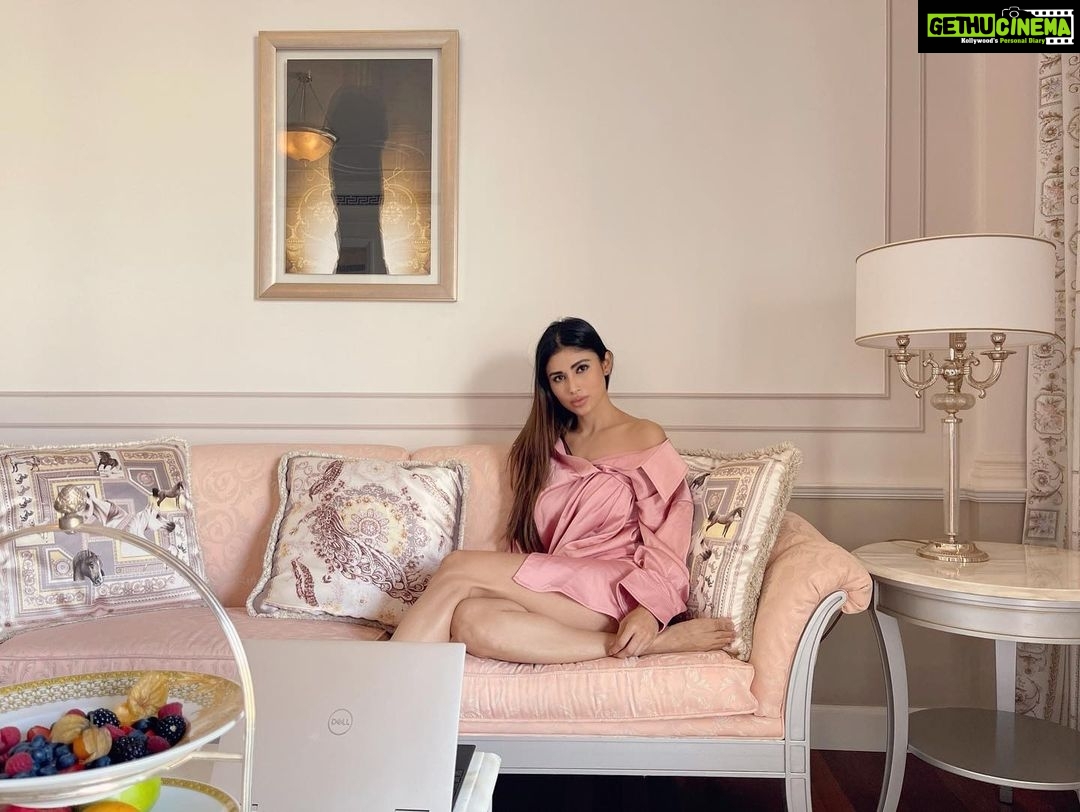 Mouni Roy Instagram - Hap hap happy to be back here💕 ____________________________________________________ @palazzoversacedubai In a 🤩 @appapop Dubai, United Arab Emiratesدبي