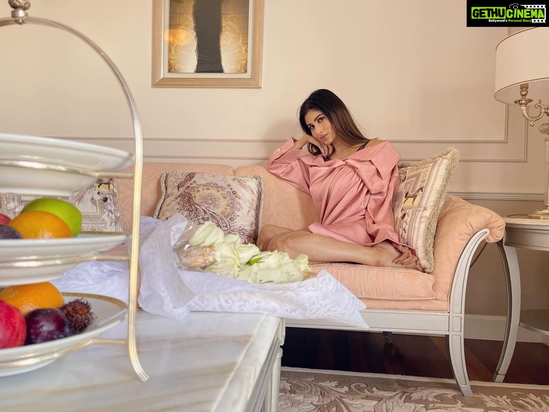 Mouni Roy Instagram - Hap hap happy to be back here💕 ____________________________________________________ @palazzoversacedubai In a 🤩 @appapop Dubai, United Arab Emiratesدبي