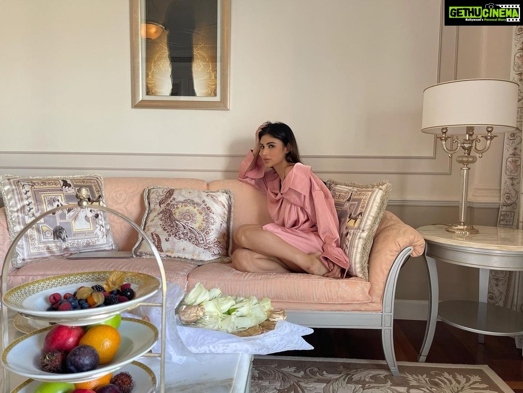 Mouni Roy Instagram - Hap hap happy to be back here💕 ____________________________________________________ @palazzoversacedubai In a 🤩 @appapop Dubai, United Arab Emiratesدبي