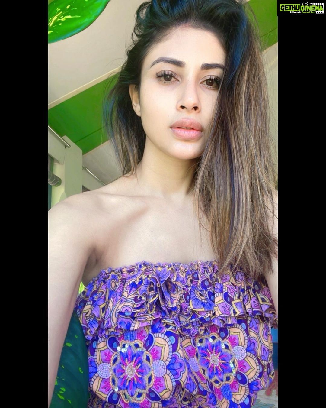 Mouni Roy Instagram - 1.1.2022 Let’s begin & make every moment count !!! ☀️ ☕️ 🏊♀️ 🧘🏻♀️ 🍱 📚 🥘 💃🏻 📖 🌊 Happy new year ♥️ 💫 🌙