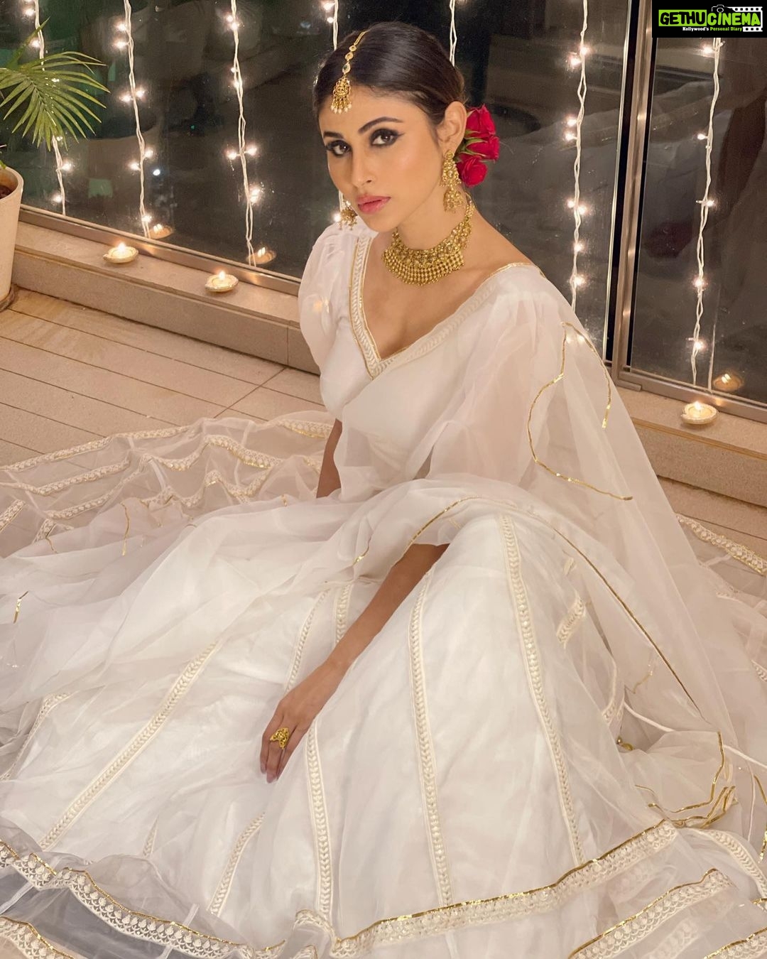 Mouni Roy Instagram - For the love of white 🕊 ________________________________________________ @idaho_o x @anusoru x @nidhikurda Hair & make up by me ☺️ 📸 @imamitkapoor