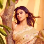 Mouni Roy Instagram - Always feel beautiful wrapped in a Saree☺️ _____________________________________________________ @geishadesigns x @viangevintage x @house.of.midas x @inaya_accessories @manekaharisinghani for @stylebalmco @chettiarqueensly @chettiaralbert 📸 @tejasnerurkarr