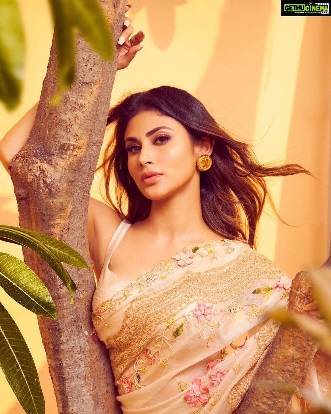 Mouni Roy Instagram - Always feel beautiful wrapped in a Saree☺️ _____________________________________________________ @geishadesigns x @viangevintage x @house.of.midas x @inaya_accessories @manekaharisinghani for @stylebalmco @chettiarqueensly @chettiaralbert 📸 @tejasnerurkarr