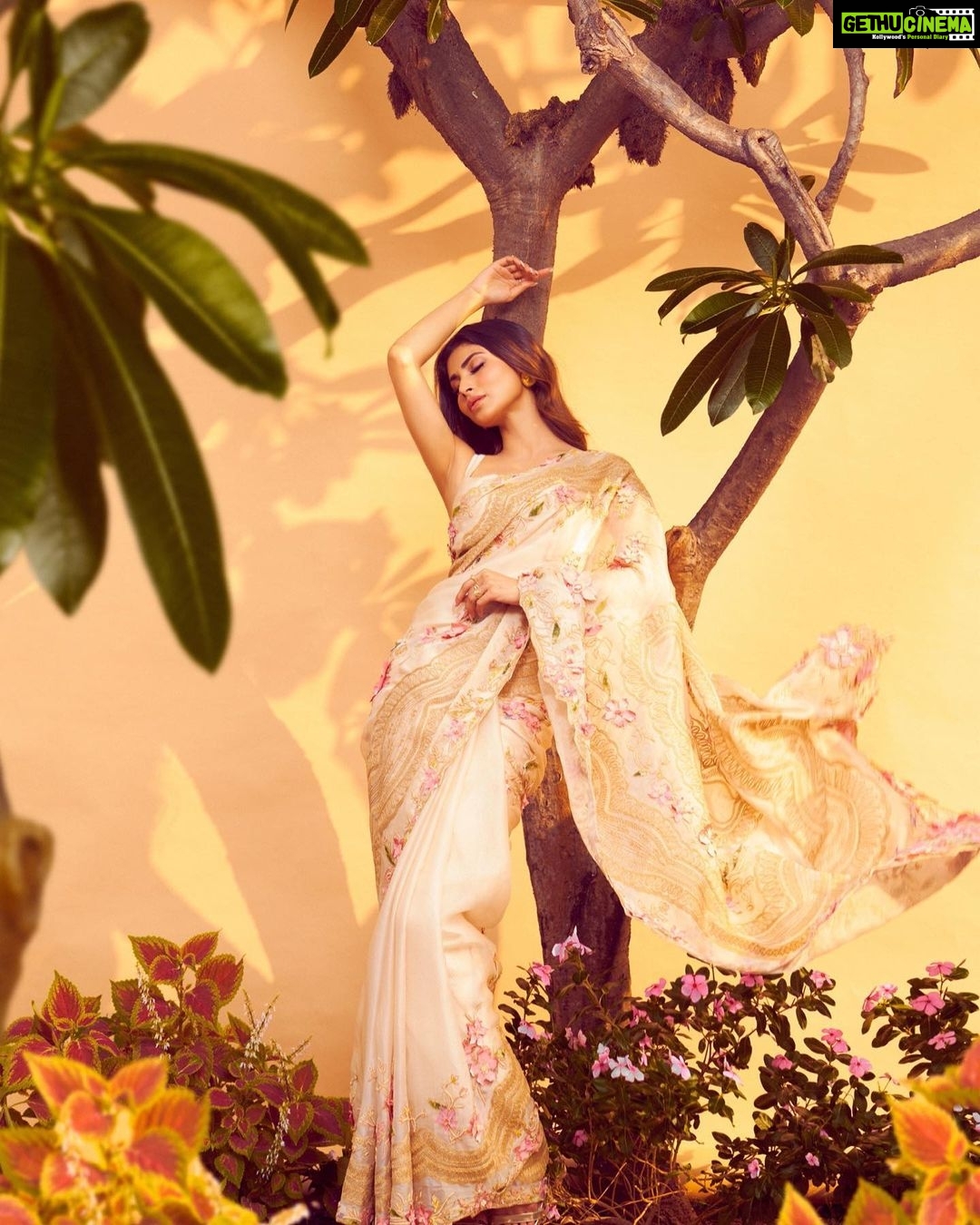 Mouni Roy Instagram - Always feel beautiful wrapped in a Saree☺️ _____________________________________________________ @geishadesigns x @viangevintage x @house.of.midas x @inaya_accessories @manekaharisinghani for @stylebalmco @chettiarqueensly @chettiaralbert 📸 @tejasnerurkarr