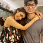 Mouni Roy Instagram - Miss you 😔😟 @mukhar_roy Happppyyyyy Bhaidooj 🔴⚫️🟡